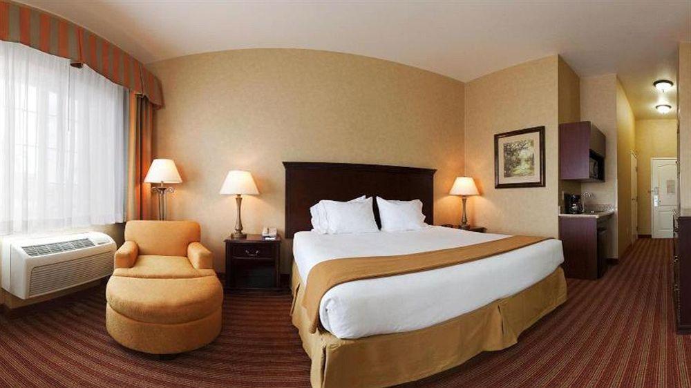 Holiday Inn Express & Suites Corona, An Ihg Hotel Exterior photo