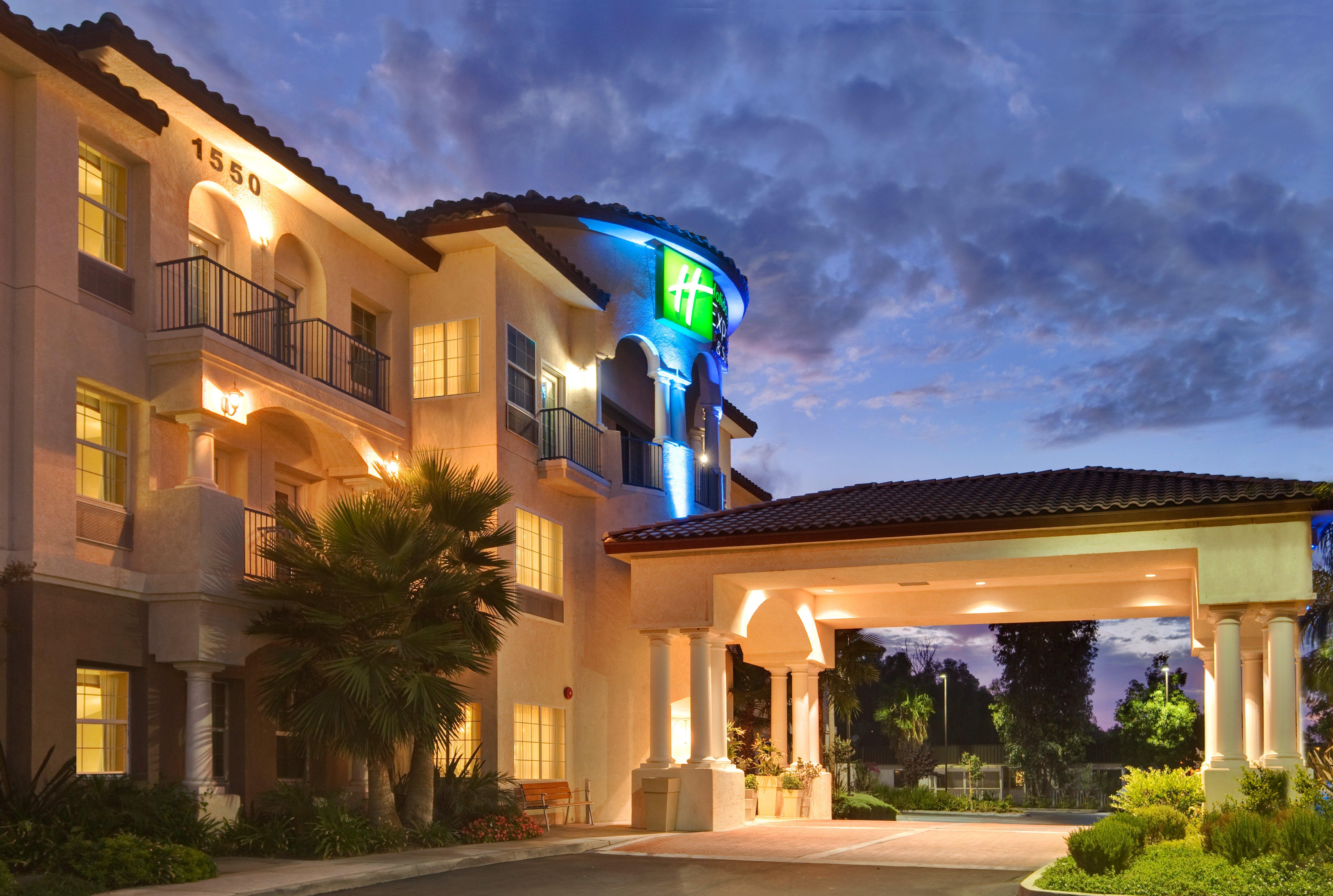 Holiday Inn Express Hotel & Suites Corona Exterior photo